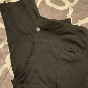 Yogalicious cropped leggings Size S in EUC no piling,rips,or tears . Hardly used